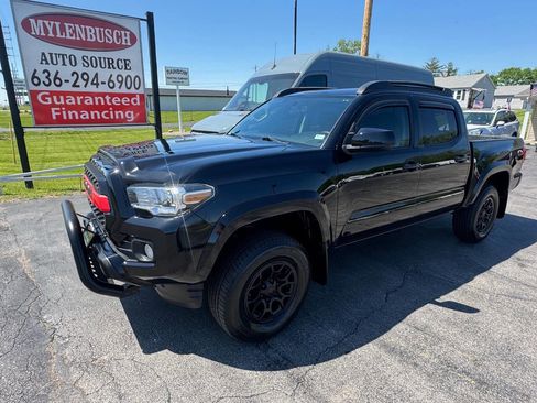 Used 2017 Toyota Tacoma TRD Off-Road AWD/4WD image 2