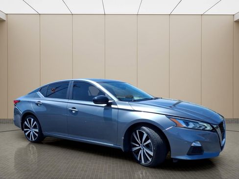 Used 2020 Nissan Altima 2.5 SR w/ Premium Package FWD image 4