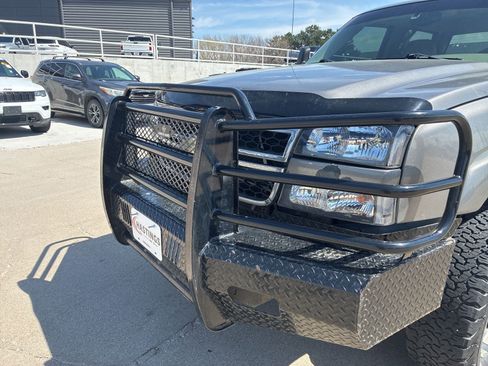 Used 2006 Chevrolet Silverado 2500 LT w/ Heavy-Duty Power Package AWD/4WD image 10