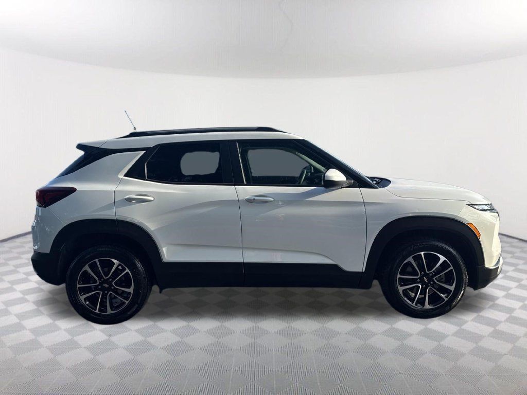 Used 2025 Chevrolet TrailBlazer LT FWD image 4