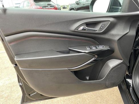 Used 2025 Chevrolet Trax RS w/ Sunroof Package FWD image 21
