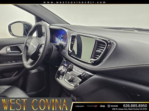 Used 2024 Chrysler Pacifica Limited FWD image 13
