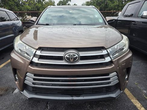 Used 2019 Toyota Highlander Limited FWD image 2