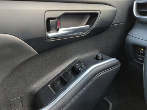 Certified 2022 Toyota Highlander XLE image 28