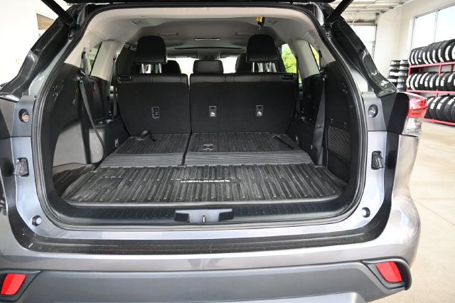 Used 2023 Toyota Highlander XLE AWD/4WD image 31