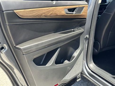 Used 2025 Volkswagen Atlas SE FWD image 13