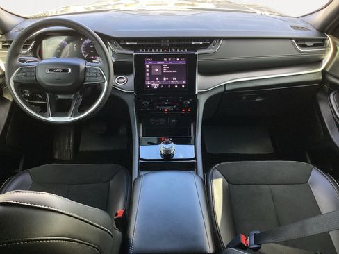 Used 2025 Jeep Grand Cherokee Altitude RWD image 4