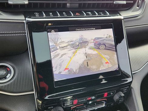 Used 2023 Jeep Grand Cherokee Altitude image 17