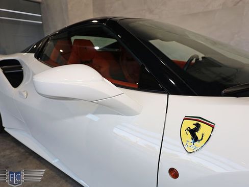 Used 2019 Ferrari 488 Spider image 15