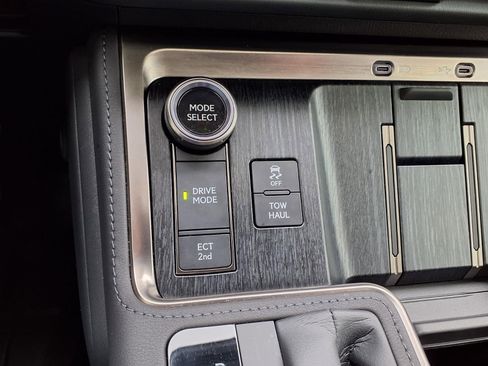 Used 2025 Lexus GX 550 w/ Accessory Package (2T) AWD/4WD image 18