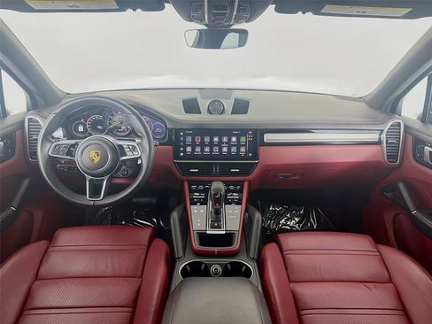 Certified 2022 Porsche Cayenne Platinum Edition image 16