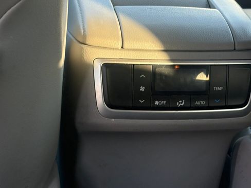 Used 2014 Toyota Highlander XLE FWD image 16