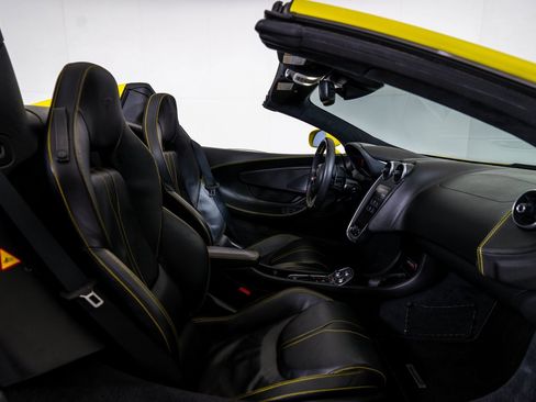 Used 2018 McLaren 570S Spider image 21