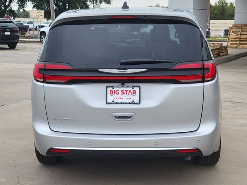 New 2026 Chrysler Pacifica Select image 6