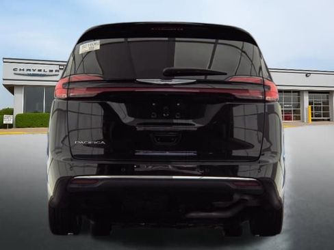 Used 2024 Chrysler Pacifica Touring-L FWD image 6