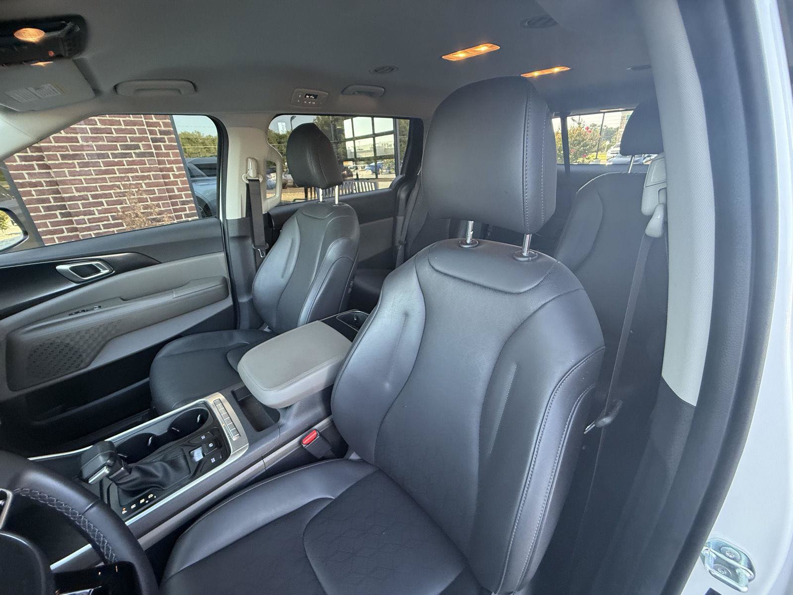 Used 2025 Kia Carnival FWD image 15