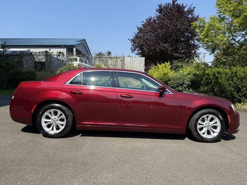 Used 2016 Chrysler 300 Limited RWD image 4