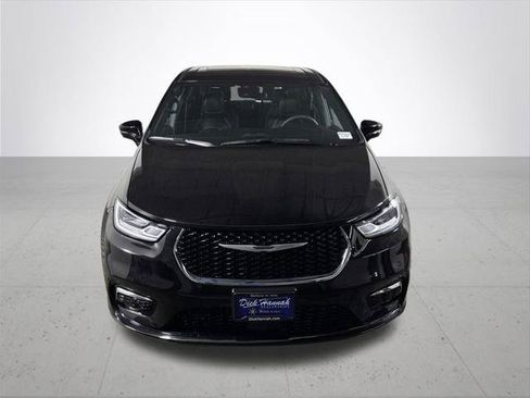 Certified 2025 Chrysler Pacifica Select AWD/4WD image 3