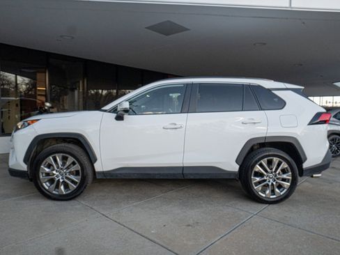 Used 2020 Toyota RAV4 XLE Premium image 4