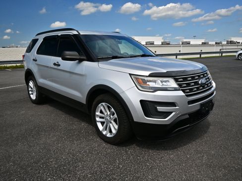 Used 2017 Ford Explorer 4WD image 2