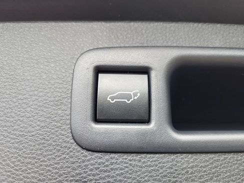 Used 2023 Toyota Highlander XLE FWD image 6