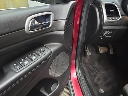 Used 2018 Jeep Grand Cherokee Laredo AWD/4WD image 29