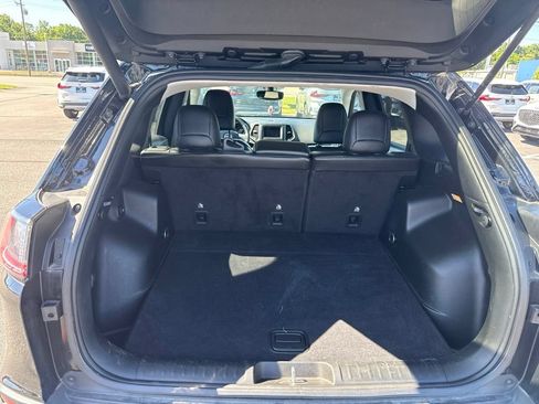 Used 2019 Jeep Cherokee Latitude Plus w/ Comfort/Convenience Group FWD image 19