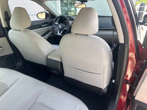 Used 2025 Nissan Altima 2.5 SV FWD image 29