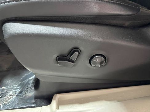 Used 2023 Chrysler Pacifica Touring-L FWD image 19