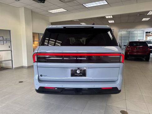 Used 2025 Lincoln Navigator Reserve AWD/4WD image 6