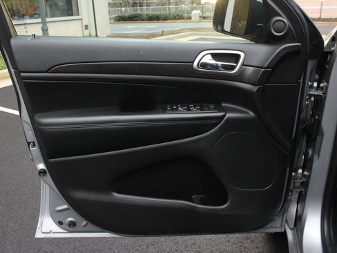 Used 2017 Jeep Grand Cherokee Altitude image 14