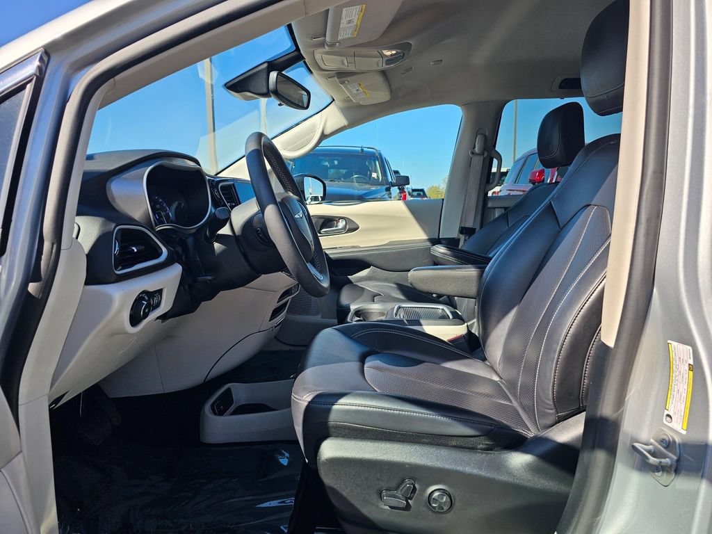 Used 2024 Chrysler Pacifica Touring-L FWD image 25