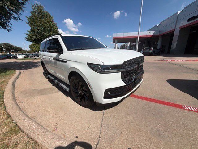 Used 2025 Lincoln Navigator Reserve w/ Jet Appearance Package AWD/4WD image 4