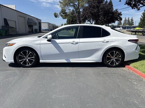 Used 2019 Toyota Camry SE w/ Convenience Package FWD image 6