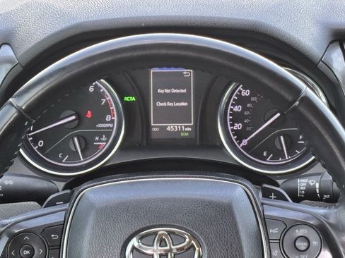 Used 2020 Toyota Camry SE w/ Convenience Package FWD image 13