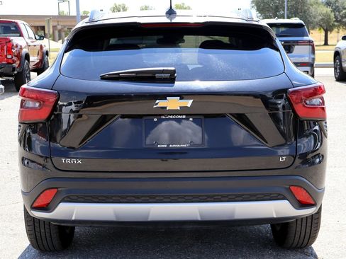 Used 2025 Chevrolet Trax LT FWD image 7