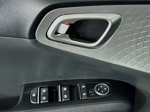 Used 2025 Kia Soul LX w/ LX Technology Package FWD image 20