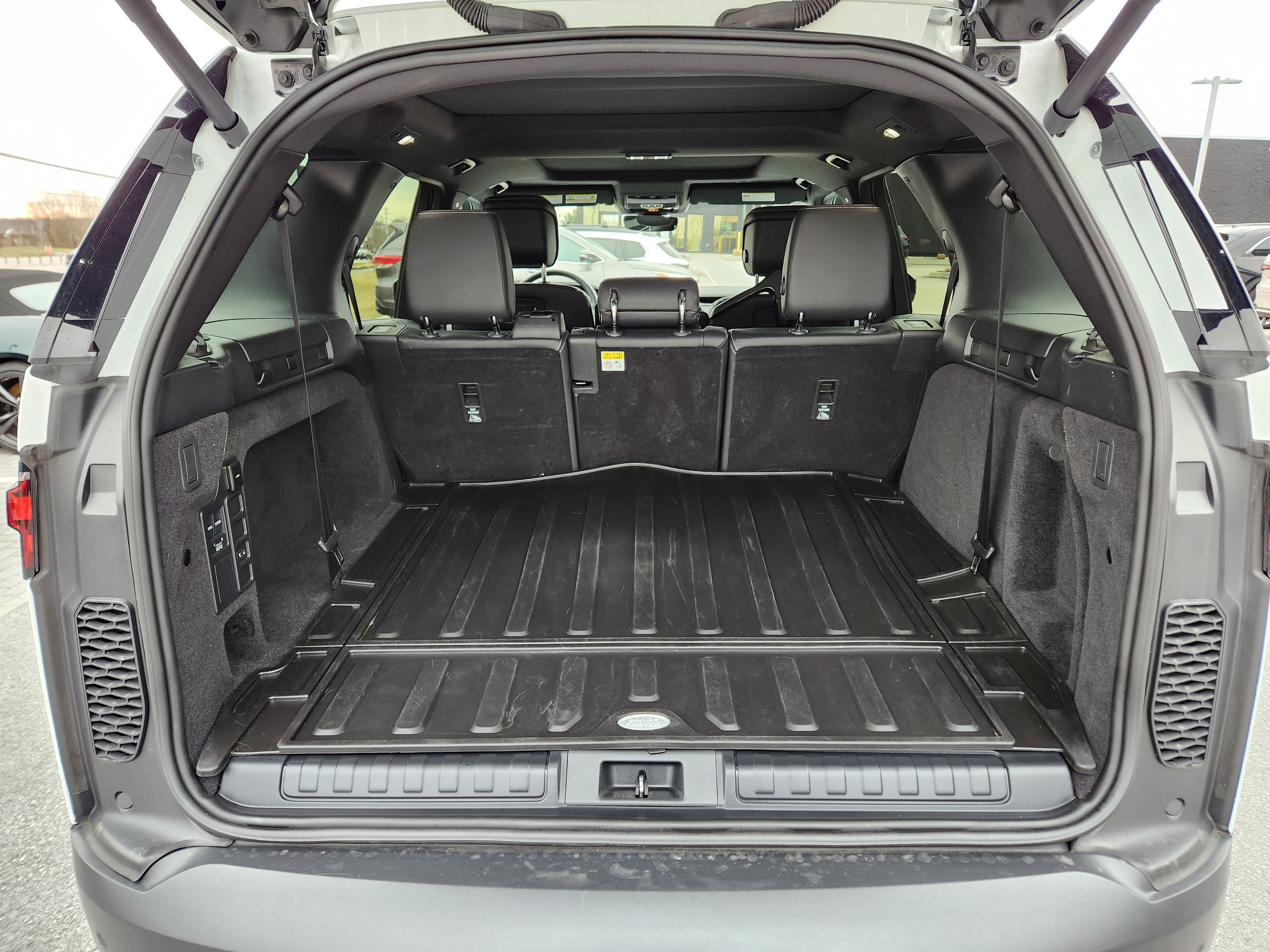 Certified 2025 Land Rover Discovery S AWD/4WD image 8
