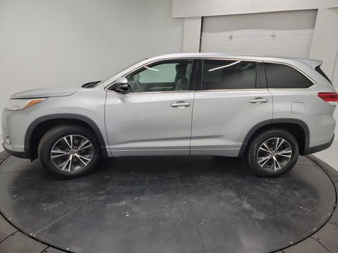 Used 2017 Toyota Highlander LE FWD image 4