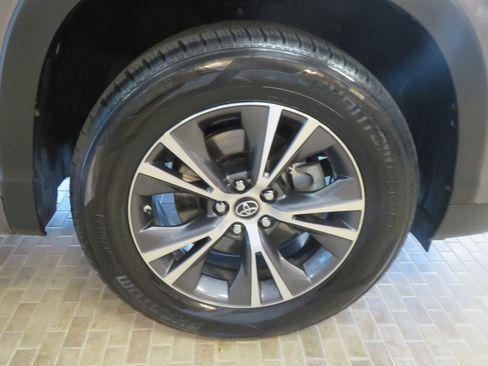 Used 2016 Toyota Highlander XLE FWD image 10