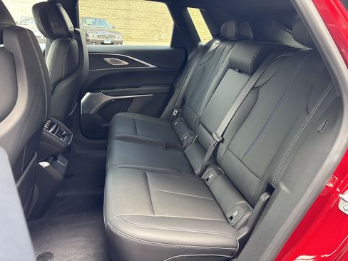Used 2025 Cadillac Lyriq Luxury w/ LPO, Floor Liner Package AWD/4WD image 29