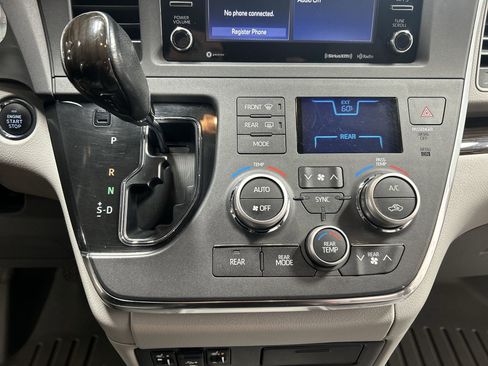 Used 2018 Toyota Sienna XLE Premium image 12