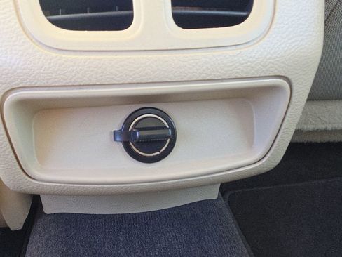 Used 2018 Ford Taurus SE image 28