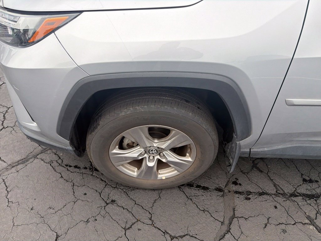 Used 2025 Toyota RAV4 XLE AWD/4WD image 9