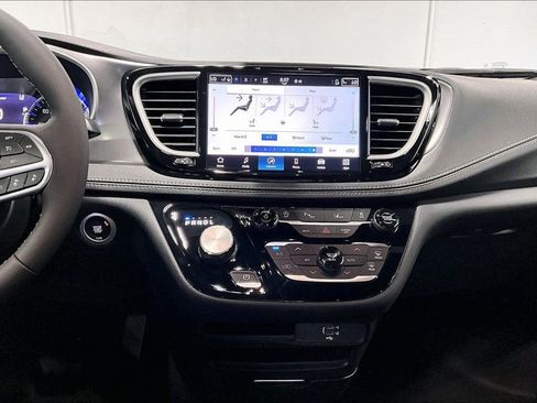 New 2026 Chrysler Pacifica Select image 17