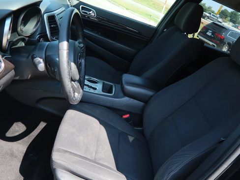 Used 2012 Jeep Grand Cherokee Laredo w/ Laredo E Group AWD/4WD image 17