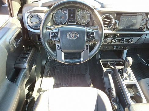 Used 2018 Toyota Tacoma TRD Sport image 11