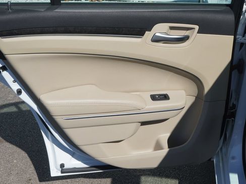 Used 2013 Chrysler 300 AWD w/ Driver Convenience Group image 27