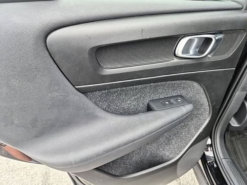 Used 2019 Volvo XC40 T5 R-Design AWD/4WD image 29