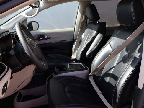 Used 2023 Chrysler Pacifica Touring-L FWD image 9